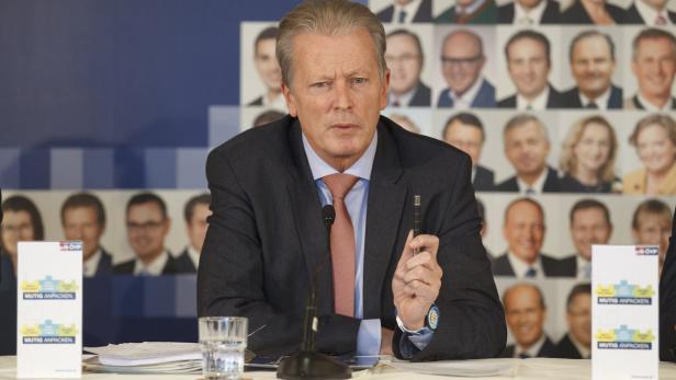 ÖVP-Chef Reinhold Mitterlehner verschärft Flüchtlingskurs.