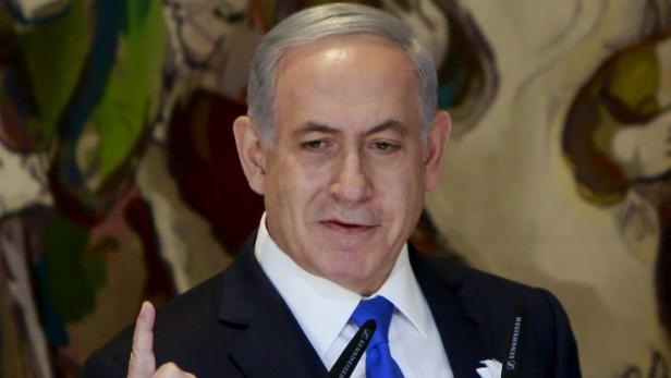 Benjamin Netanjahu gestikuliert während einer Rede.