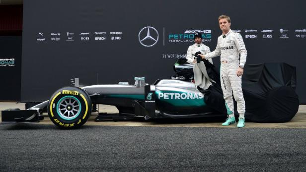 Vorhang auf! Rosberg (vorne) und Hamilton enthüllten den neuen Silberpfeil.