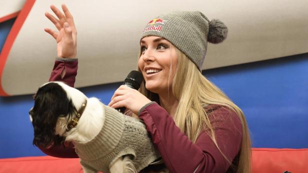 Lindsey Vonn mit ihrem Hund Lucy während der Pressekonferenz