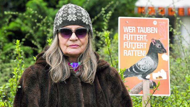 Tierfreundin Brigitte Martzak ignoriert das prinzipielle Tauben-Fütterungsverbot. Die Müllvermeidungskampagne der Stadt Wien findet sie „Kreaturen-verachtend“.