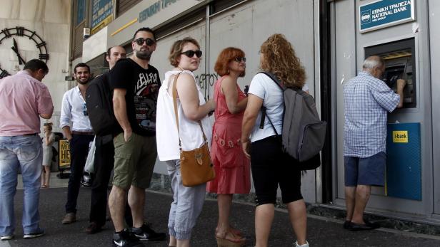 Wieviel Geld spuckt die Maschine noch aus? Ein Bild dieser Tage: Menschenschlangen vor einem Bankomaten in Athen.