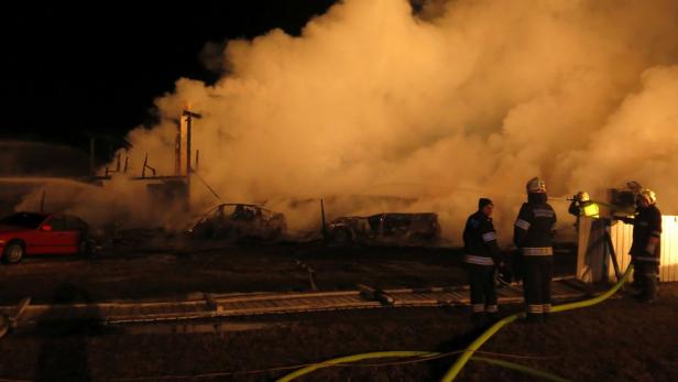 Von dem Gebäude blieb fast nichts über, Nebengebäude konnte die Feuerwehr retten