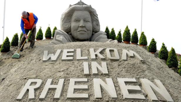 Eine Sandskulptur in Rhenen mit dem Schriftzug „Welkom in Rhenen“ und einem Porträt von Königin Beatrix.
