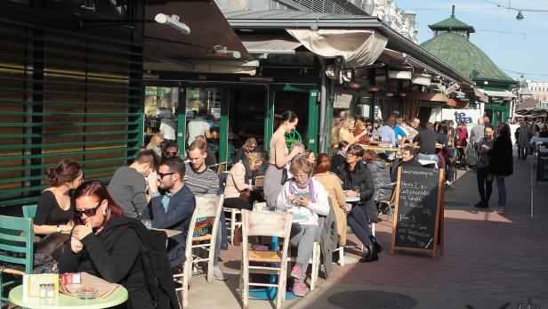 Die Menschen zog es gestern ins Freie. Nur auf Märkten, etwa dem Naschmarkt, fanden sie auch Tische vor den Lokalen. Generell beginnt die Schanigartensaison am 1. März