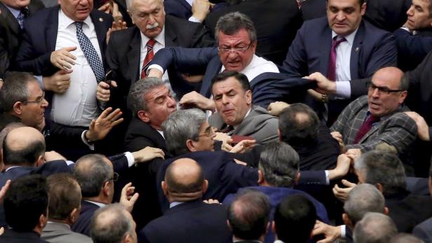 Rangelei im türkischen Parlament.