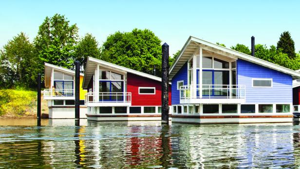 Die bunten Häuser auf der Maas bei Limburg in Holland sind guter Ausgangspunkt für Ausflüge nach Belgien oder Deutschland