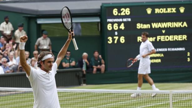 Roger Federer feiert seinen Sieg gegen Stan Wawrinka auf dem Tennisplatz.