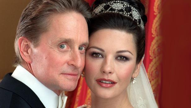 Nahaufnahme von Michael Douglas und Catherine Zeta-Jones bei ihrer Hochzeit.