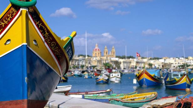 Platz 10: Malta - 316 Quadratkilometer Der südeuropäische Inselstaat Malta ist mit seinen 316 km² kleiner als die Stadt Wien (414,87 km²). Der maltesische Archipel verteilt sich auf die drei bewohnten Inseln Malta, Gozo und Comino sowie die unbewohnten Cominotto, Filfla, St. Paul`s Islands und Fungus Rock. Auf Grund der extremen Wasserarmut existieren auf Malta, Gozo und Comino keine permanenten Flüsse.