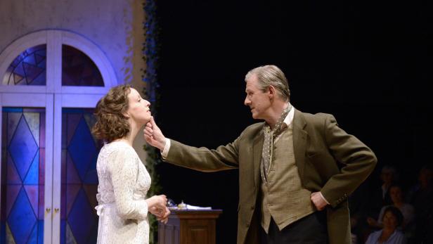 Joseph Lorenz und Johanna Arrouas in "Das Weite Land".