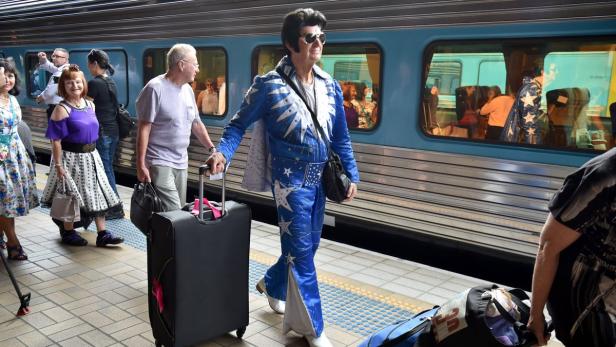 Kostümierte Fans in Sydney nahmen den &quot;Elvis-Express&quot; nach Parkes.