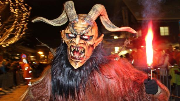 7. Dezember ab 17 Uhr, Salzkammergut-Krampuslauf, Bad Goisern, Oberösterreich. &quot;Gut&quot; trifft &quot;Böse&quot; in Bad Goisern: Etwa 800 Perchten laufen in ihren zotteligen Fellanzügen durch das Goiserer Ortzentrum, darunter auch ein paar Engel und Nikoläuse. Zur Einstimmung spielen die Advent-Bläser auf. Marktplatz Bad Goisern.