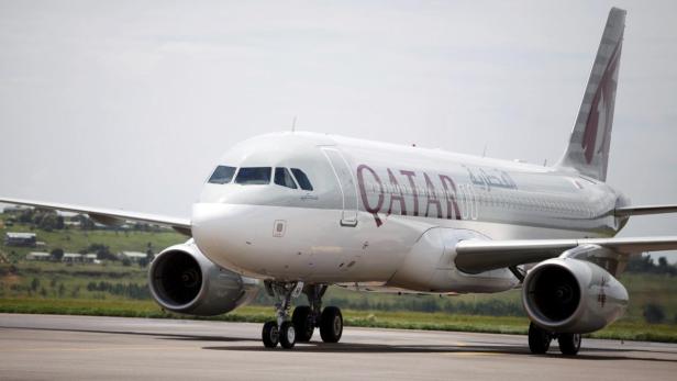 Ein Flugzeug der Qatar Airways steht auf einer Startbahn.