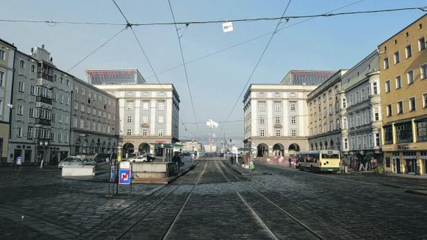 Die Brückenkopfgebäude West und Ost mit den Glasaufbauten.