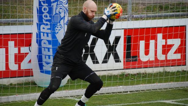 Fang den Ball: Robert Almer und sein Knie bestanden den ersten echten Belastungstest.