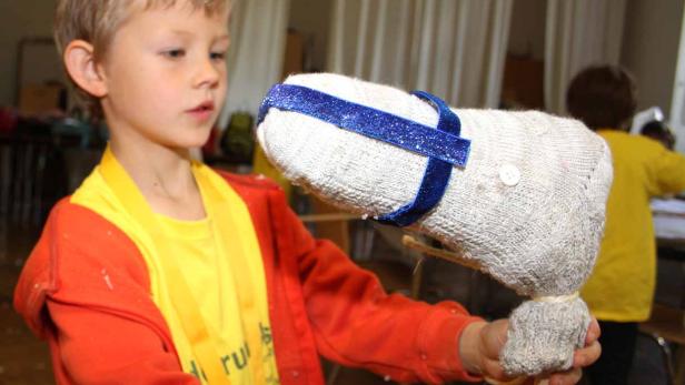 Fotos von Steckenpferden bastelnden Kindern
