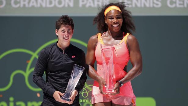 Serena Williams und eine weitere Tennisspielerin posieren mit ihren Trophäen.