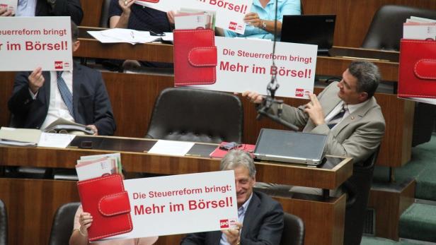 Die SPÖ-Abgeordneten bejubeln die Steuerreform, für die Oppositionellen ist sie kein &quot;Meilenstein&quot;, sondern ein &quot;Kieselstein&quot;.