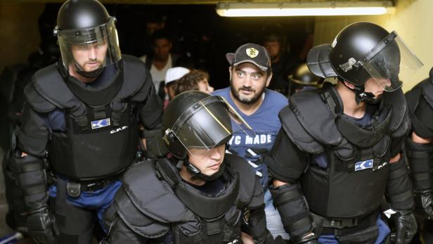 September 2015: Flüchtlinge werden von der Polizei aus einem Zug eskortiert.