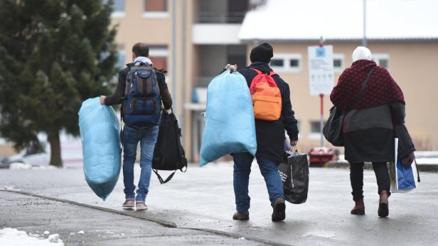 Die Reisen mancher Asylwerber stellt die Behörde vor große Probleme.