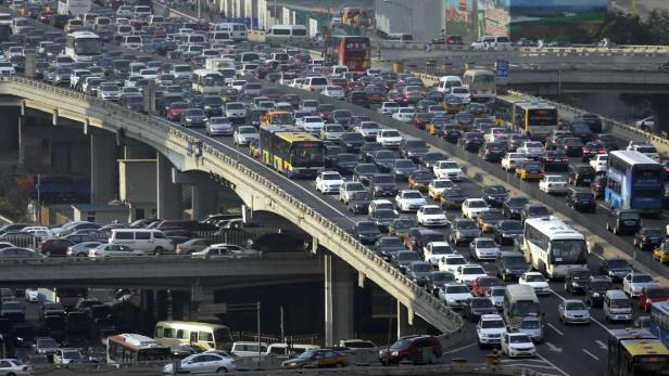 Starker Verkehr auf einer mehrspurigen Autobahnbrücke.