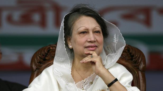 Khaleda Zia, ehemalige Premierministerin von Bangladesch, sitzt in einem Stuhl.