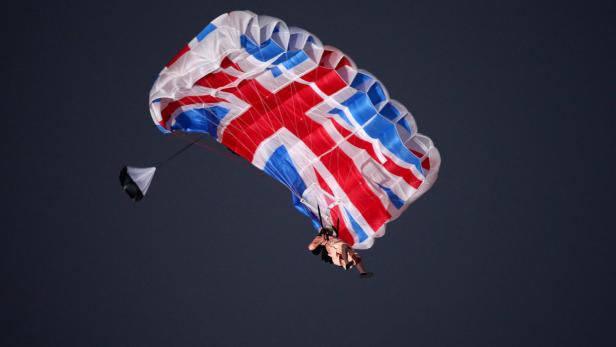 Der britische Sergeant machte sich am Fallschirm der Frau zu schaffen.