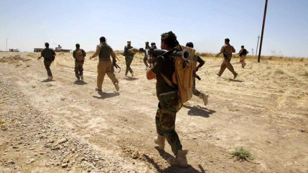 Kurdische Peshmerga-Kämpfer versuchen die Terrormiliz IS aufzuhalten.