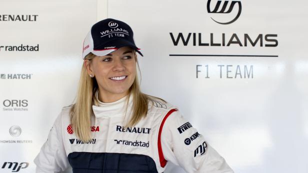 Susie Wolff schenkt den Fotografen noch schnell ein Lächeln, bevor sie mit mehr als 300 km/h über den Rennstrecke fährt. Die 31-jährige Schottin wird im Training von Silverstone den Williams testen.