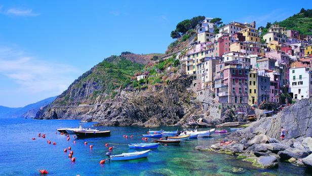 Blick auf das malerische Dorf Riomaggiore in Cinque Terre, Italien.