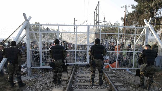 Grenzen dicht: Mazedonische Grenzpolizei lässt Afghanen nicht mehr ins Land