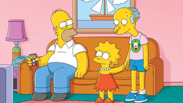Homer sitzt mit Bier auf der Couch, während Lisa Burns an der Hand hält.