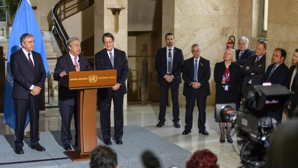 António Guterres spricht vor einer Gruppe von Personen am Rednerpult der Vereinten Nationen.