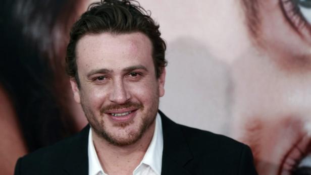 Porträt von Jason Segel auf einem roten Teppich.