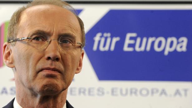 Ein Porträt von Michael Spindelegger vor einem Schild mit der Aufschrift „für Europa“.