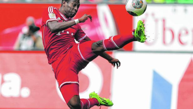 David Alaba von Bayern München schießt einen Fußball.