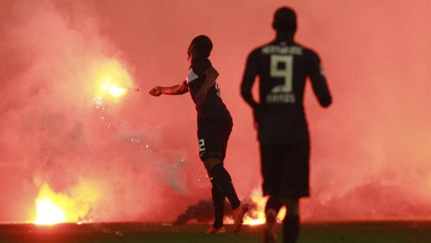 Fußball: Platzsturm in Düsseldorf