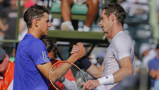 Zwei Tennisspieler schütteln sich nach einem Match die Hände.