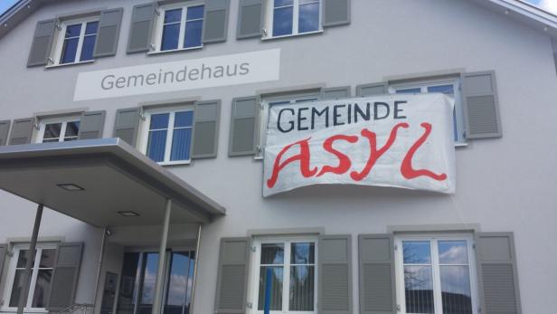 Unbekannte entfernten Asyl-Plakate von Fassaden der Häuser, wie hier am Gemeindeamt.