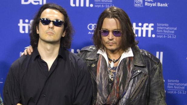 REUTERSActor Johnny Depp (R) and Damien Echols attend a news conference to promote the film "West of Memphis" during the 37th Toronto International Film Festival September 8, 2012. REUTERS/Fred Thornhill (CANADA - Tags: ENTERTAINMENT) Johnny Depp posiert mit einem Mann mit Sonnenbrille vor einem Hintergrund des Toronto International Film Festival.