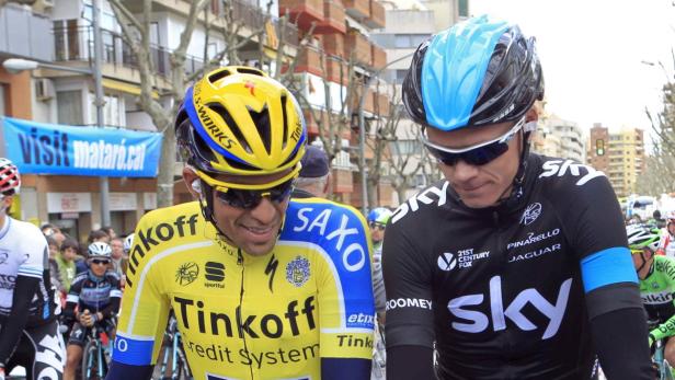 Zwei Radrennfahrer während eines Rennens, der eine im gelben Trikot von Tinkoff-Saxo, der andere im schwarzen Sky-Trikot.
