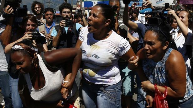 Terezinha Maria de Jesus (mi.), die Mutter des erschossenen Buben, bei den Protesten.