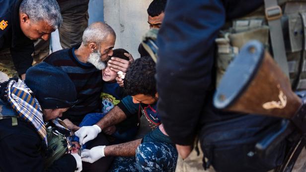 Ein verletzter Bursche wird von einem Militärarzt erstversorgt, Mossul am 12. Jänner 2017