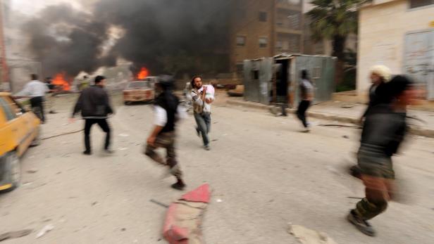 Menschen fliehen vor einem Brand in einer zerstörten Stadt.