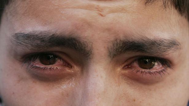 Nahaufnahme von den Augen eines weinenden Mannes.