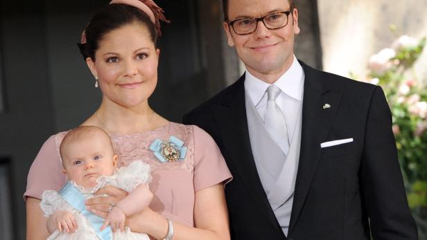 Kronprinzessin Victoria mit Ehemann Prinz Daniel und einem Baby.