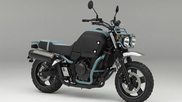 Ein blau-schwarzes Honda-Motorrad steht vor einem grauen Hintergrund.