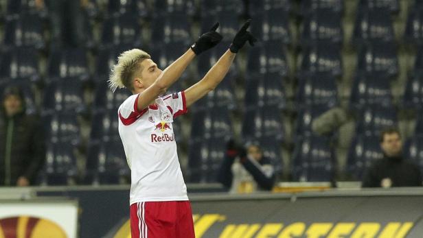 Ein Fußballspieler von Red Bull jubelt mit erhobenen Armen.