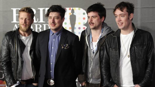 epa03592821 British folk rock band Mumford &amp; Sons arrives at the Brit Awards 2013 at the O2 arena in London, Britain, 20 February 2013. EPA/FACUNDO ARRIZABALAGA